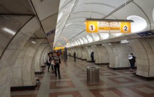 Stanice metra Anděl trasa B - pohled na vnitřek zastávky