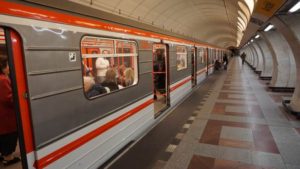 Stanice metra Anděl trasa B - vůz metra ve stanici