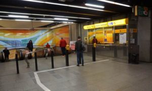 Stanice metra Karlovo náměstí trasa B - turnikety na označení jízdného a informační přepážka