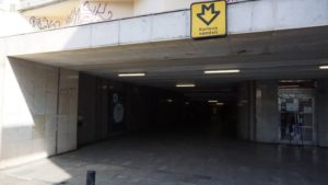 Stanice metra Karlovo náměstí trasa B - vstup do stanice metra z Palackého náměstí