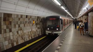 Metro Florenc stanice - vůz ve stanici v metro Praha