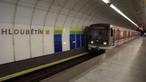 Metro Hloubětín stanice - vůz metro Praha