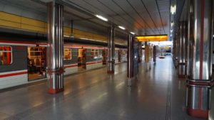Metro Lužiny stanice - metro na zastávce metra Praha