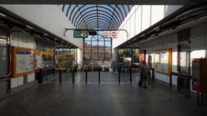 Metro Lužiny stanice - turnikety metra Praha