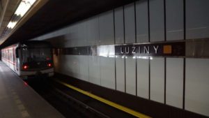 Metro Lužiny stanice - vůz ve stanici metra Praha