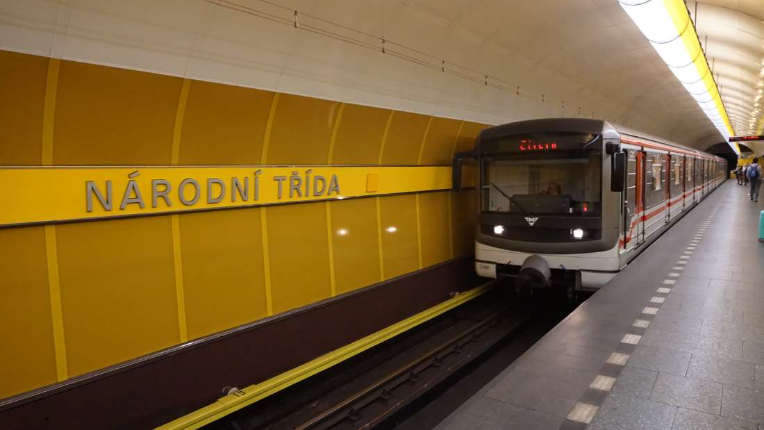 Metro Národní třída stanice - vůz ve stanici metra Praha