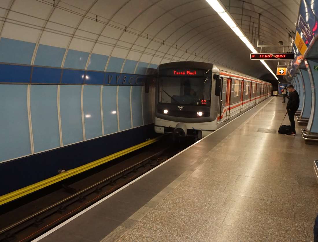 Metro Vysočanská stanice - vůz ve stanici metro Praha