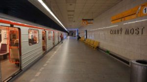 Metro Černý most stanice - vůz ve stanici metra Praha